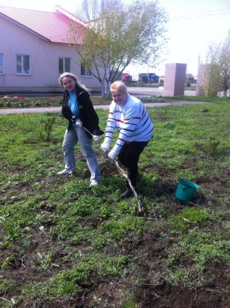 Продолжается озеленение территории мемориального комплекса в селе Синодское