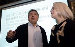 Союз журналистов России открыл экспозицию фоторабот Евгения Халдея