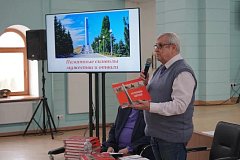 На презентации книги «Мемориалы Саратова» было организовано вручение новых членских билетов СЖР ветеранам журналистики