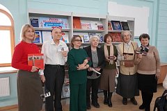 На презентации книги «Мемориалы Саратова» было организовано вручение новых членских билетов СЖР ветеранам журналистики